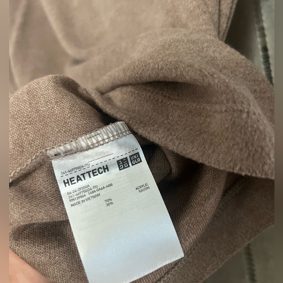 uniqlo turtleneck (xs) - Picture 3 of 3